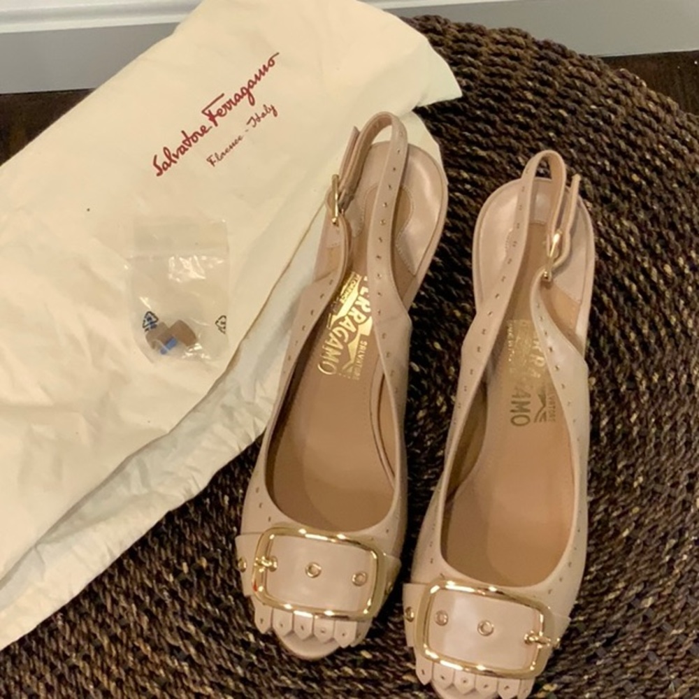Salvatore Ferragamo Women’s Crème Shoes S 9
